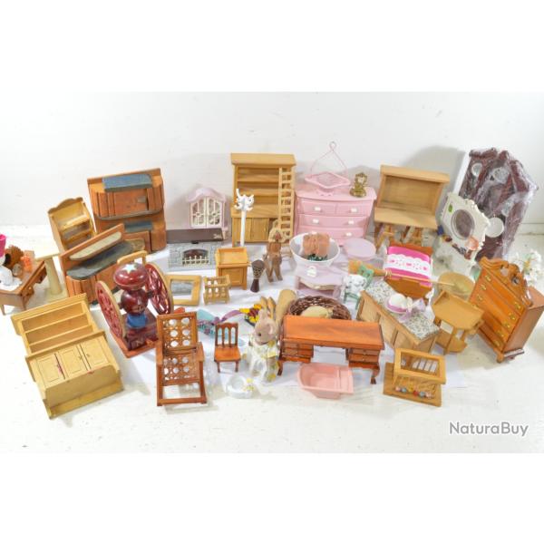 Lot miniatures petits meubles, bibelots. Sylvanian families et similaire.