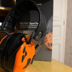 Casque PELTOR Sport Tac, servi une fois avec sa bo&icirc;te, sa notice et deux coques