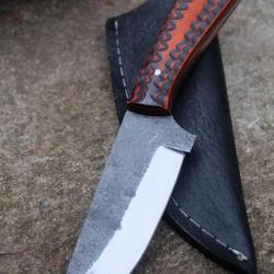 Couteau Skinner de Chasse Bushcraft Lame Acier Carbone 1075 Manche Black/Red Etui Cuir F ArtisanaleA