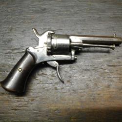 R&eacute;volver a broches.