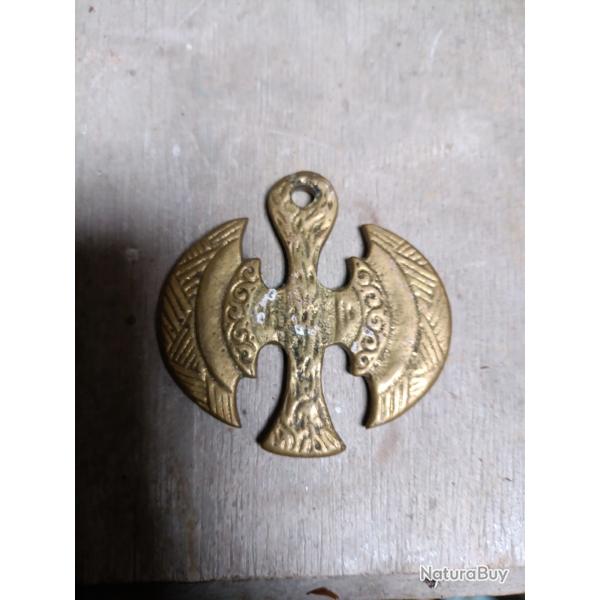 Pendentif bronze double hache