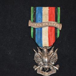 MEDAILLE DES VETERANS ARMEE DE TERRE ET DE MER-AGRAFE 1870/71-OUBLIER...JAMAIS