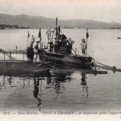 CPA -Marine de Guerre - SOUS-MARINS " THON et GRONDIN " se disposant pour lappareillage  - N&deg; 4511