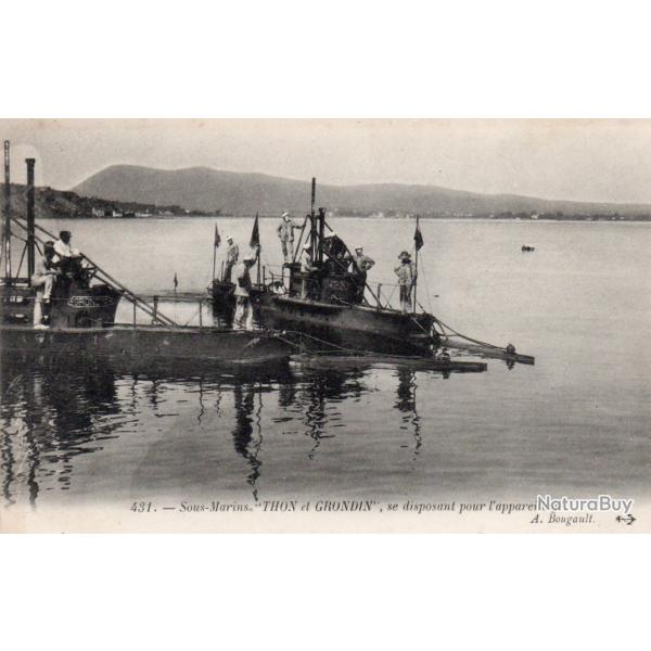 CPA -Marine de Guerre - SOUS-MARINS " THON et GRONDIN " se disposant pour lappareillage  - N� 4511