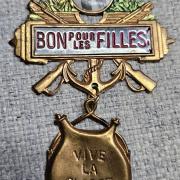ANCIEN INSIGNE MILITAIRE Conscrit Bon Pour Les Filles Ruban Vive La