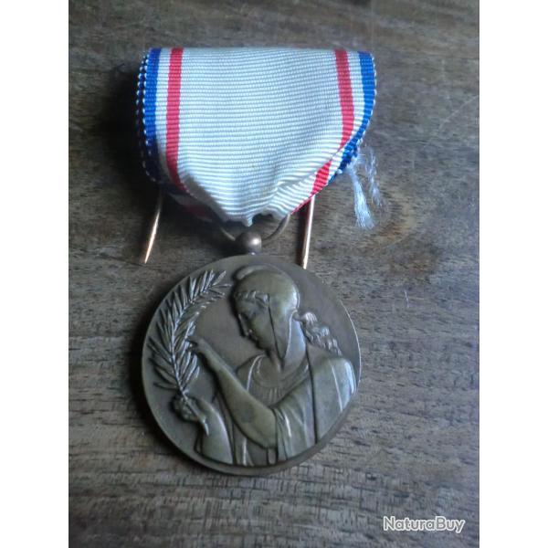 m�daille de la reconnaissance fran�aise bronze 39/45