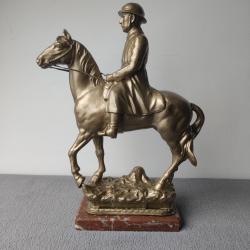 Sculpture cavalier militaire en r&eacute;gule