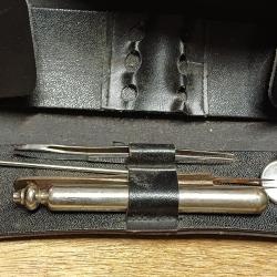 Ancienne petite sacoche avec accessoires de dentiste