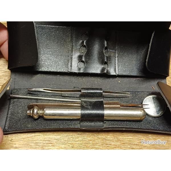 Ancienne petite sacoche avec accessoires de dentiste