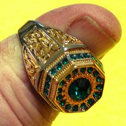 TRES BELLE BAGUE OCCASION EN ACIER/CUIVRE/DORE/ TAILLE = 68 + BELLE PIERRE CENTRALE + AUTRES PIERRES