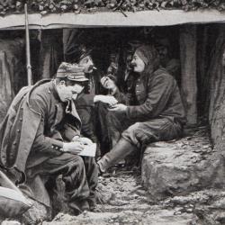 CPA -Photo - Un Groupe Soldats " Le courrier Les appartement de nos vaillant militaire dans - N&deg;4539