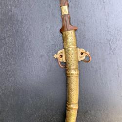 ANCIEN LONG COUTEAU KOUMMYA DU MAGHREB, XIX&deg; SIECLE, TOUT EN LAITON MASSIF TRES TRAVAILLE, A VOIR