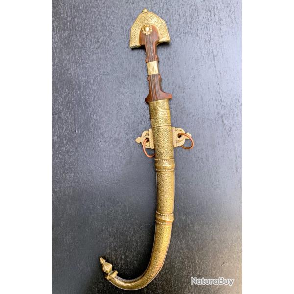 ANCIEN LONG COUTEAU KOUMMYA DU MAGHREB, XIX� SIECLE, TOUT EN LAITON MASSIF TRES TRAVAILLE, A VOIR