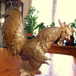 APERCU D' UN COQ JE SUPPOSE EN BRONZE PR&Ecirc;T AU COMBAT PATTE LEVEE PR&Ecirc;T A BATAILLER AVEC L'ADVERSAIRE