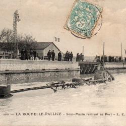 CPA - Marine de Guerre- LA ROCHELLE-PALLICE - Sous-Marin rentrant au Port -N&deg;4544