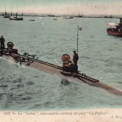 CPA - MARINE de GUERRE - Le Sous-Marin sortant du port " La Pallice "  -N&deg;4545
