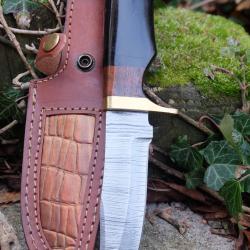 Skinner Couteau de Chasse Damas Lame 256 Couches Manche Corne/Bois/Laiton Fabric Artisan Etui Cuir