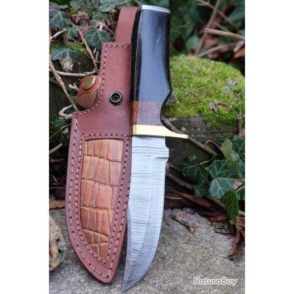 Skinner Couteau de Chasse Damas Lame 256 Couches Manche Corne/Bois/Laiton Fabric Artisan Etui Cuir