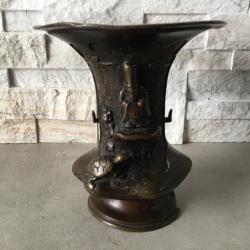 Pi&egrave;ce de mus&eacute;e, Superbe petit vase Indon&eacute;sien &agrave; la tortue, bronze.