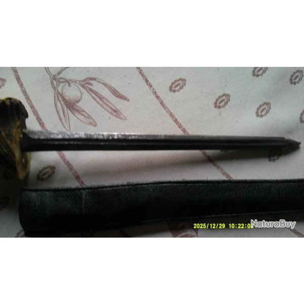 A voir Poignard de tranch�e, lame quadrangulaire, manche en bois de cervid�