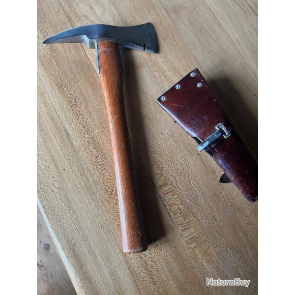 Hache de sapeur pompier suisse