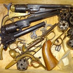Lot de pi&egrave;ces d&eacute;tach&eacute;es revolver , Brescia ,ubeti,euroarms , canons,carcasses ,barillets ect.