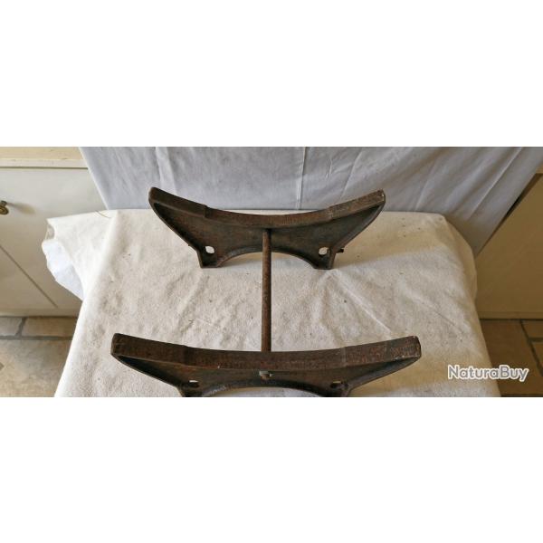 Ancien support de tonneau en fonte m�tal