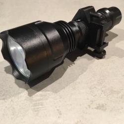 Lampe torche tactique pour rail picatiny 21 mm Neuve