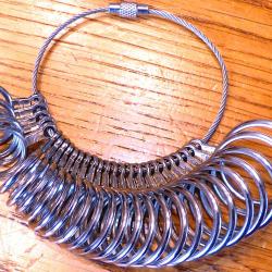 SUPERBE BAGUIER NEUF EN ACIER INOX TRES SOLIDE- PERMET LA MESURE DES DOIGTS EN CAS D'ACHAT DE BAGUES