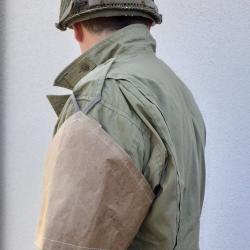 reproduction d'un brassard anti gaz us army ww2 en papier kraft .