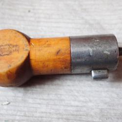 Tournevis pour Vetterli dont le manche sert de poign&eacute;e &agrave; la baguette &eacute;galement. R&eacute;glementaire Suisse