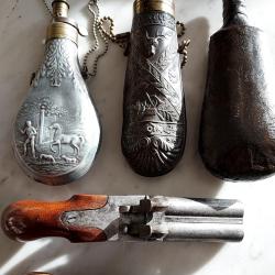 Pistolets &agrave; percussion de voyage avec poires &agrave; poudre et &agrave; plomb