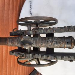 ancien et magnifique canon en bronze sur roue