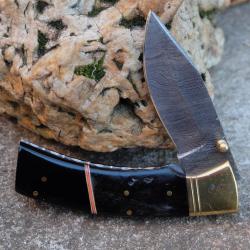 Beau Couteau Damas Lame Drop Point 128 Couches Manche B&eacute;lier & R&eacute;sine Fabric Artisanale Linerlock 02