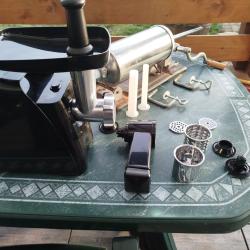 Hachoir &eacute;lectrique et poussoir a saucisses et saucissons