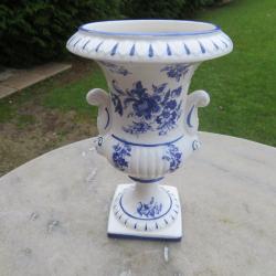 Ancien vase M&eacute;dicis en fa&iuml;ence &agrave; d&eacute;cor floral de couleur Blanc & Bleu - CAPODIMONTE - ITALIE (XX&eacute;)