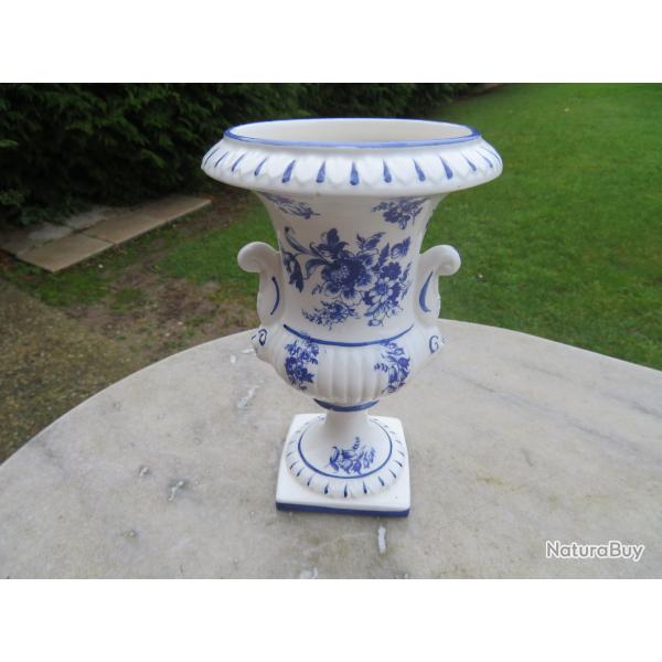 Ancien vase M�dicis en fa�ence � d�cor floral de couleur Blanc & Bleu - CAPODIMONTE - ITALIE (XX�)