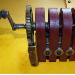 OUTILS PIECE DE TELEPHONE EN BOIS MODELE 1910 : LE MAGNETO&nbsp;, LONGUEUR TOTALE 17 CM POIDS TOTAL 2,200