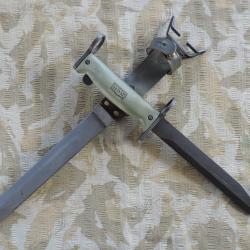 Ba&iuml;onnette fran&ccedil;aise mod&egrave;le 1958 &agrave; plaquette verte.