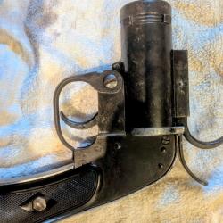 pistolet lance-fum&eacute;e US M8 de 1942 con&ccedil;u pour tirer des fus&eacute;es de signalisation de calibre 37 mm.