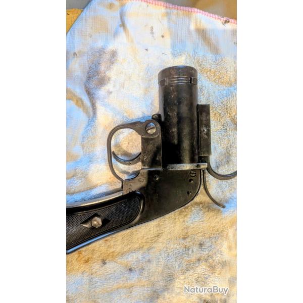 pistolet lance-fum�e US M8 de 1942 con�u pour tirer des fus�es de signalisation de calibre 37 mm.
