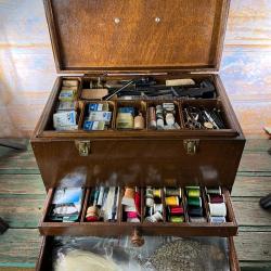 Exceptionnel coffret ancien de p&ecirc;cheur &agrave; la mouche Atelier complet en coffret bois de grande qualit&eacute;