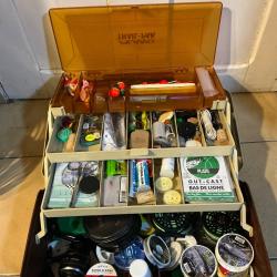 Exceptionnel coffret complet de p&ecirc;che &agrave; la mouche Moulinets, lignes et accessoires Mitchell Astucit