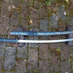 Katana Sabre de C&eacute;r&eacute;monie de Samourai Lame Acier 440 Affut&eacute;e Tsuba M&eacute;tal Etui Bois Enveloppe Tissus1