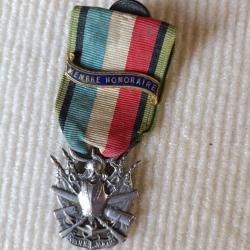 France IIIe R&eacute;publique - M&eacute;daille "Oublie Jamais" avec ruban et barrette &eacute;maill&eacute;e "Membre honoraire"