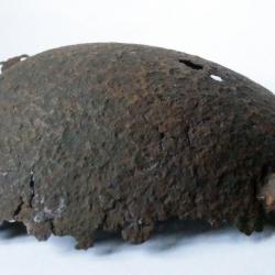 Morceau de casque &agrave; boulon ww1 all. de terrain, militaria, relique