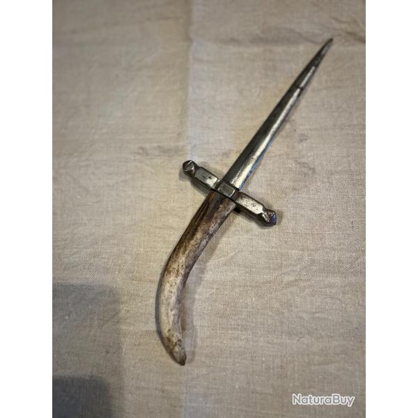 un poignard de fabrication artisanal