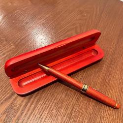 Stylo &agrave; bille couleur bois de rose + Coffret personnalisable