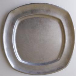 plats en inox ni carr&eacute;e, ni rond