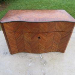 Ancienne grande bo&icirc;te/coffret &agrave; th&eacute; en bois &agrave; d&eacute;cor de marqueterie de cubes sur le couvercle